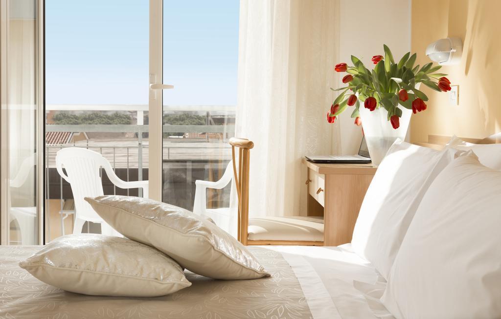 Hotel Bellerofonte Ріміні Екстер'єр фото